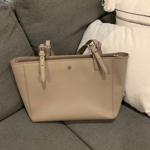 Tory Burch York Tote in French grey